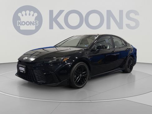 Used 2025 Toyota Camry SE FWD image 1