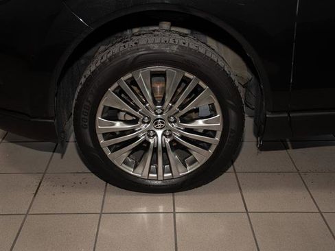 Used 2022 Toyota Venza Limited image 6