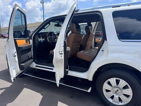 Used 2014 Lincoln Navigator 4WD w/ Equipment Group 101A image 18
