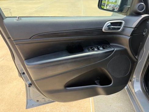 Used 2022 Jeep Grand Cherokee Laredo X RWD image 12