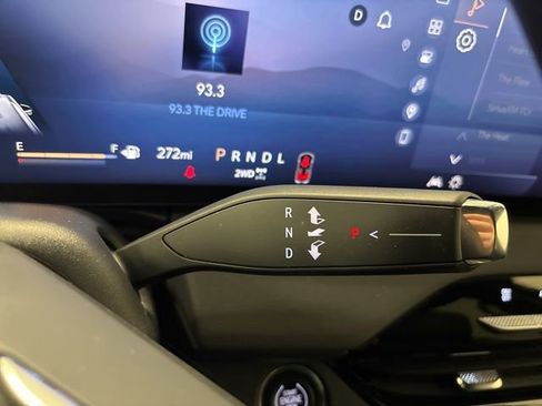 Used 2025 Buick Enclave Preferred image 32