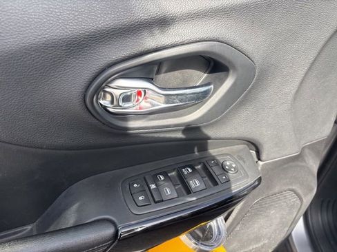 Used 2019 Jeep Cherokee Altitude image 13