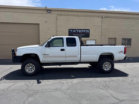 Used 2006 Chevrolet Silverado 2500 W/T w/ Skid Plate Package AWD/4WD image 7