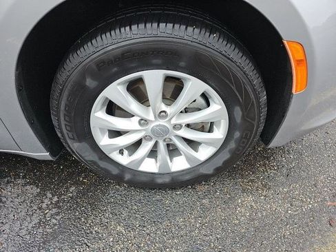 Used 2018 Chrysler Pacifica Touring-L w/ Premium Audio Group image 10