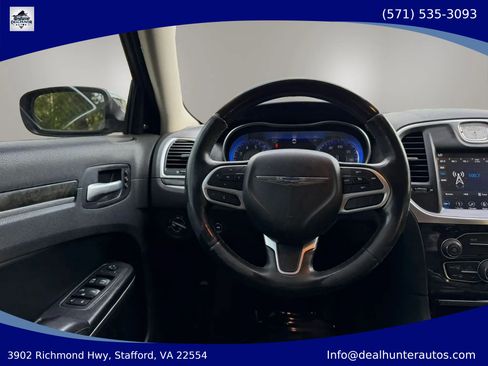 Used 2018 Chrysler 300 Limited AWD/4WD image 32