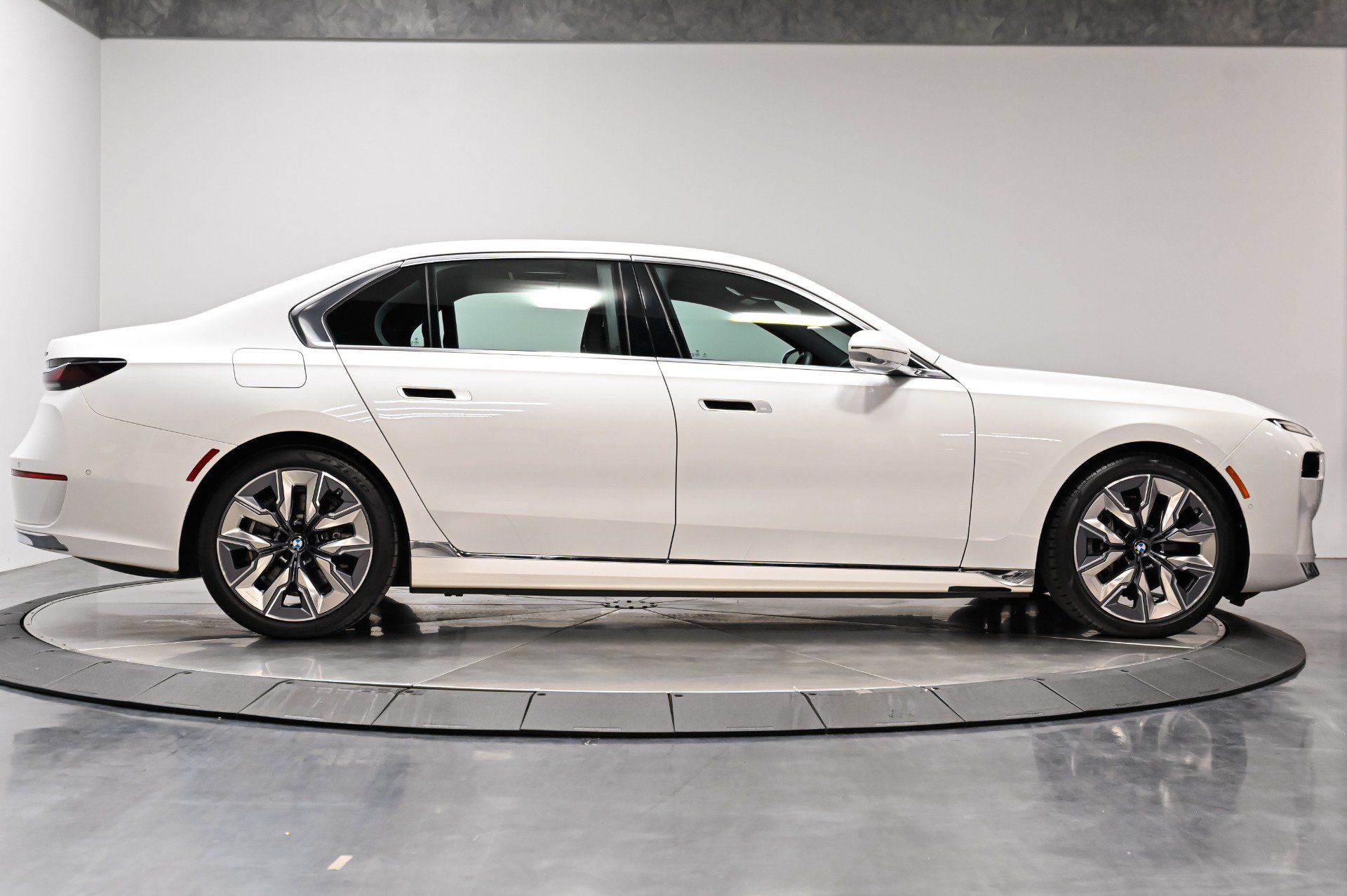 Used 2023 BMW i7 xDrive60 AWD/4WD image 18