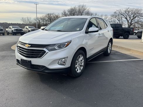 Used 2018 Chevrolet Equinox LT image 2