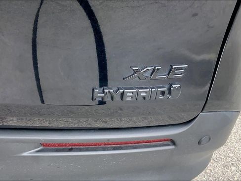 Used 2024 Toyota Sienna XLE Woodland Edition image 9