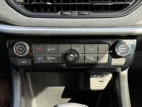 Used 2024 Jeep Compass Latitude AWD/4WD image 13