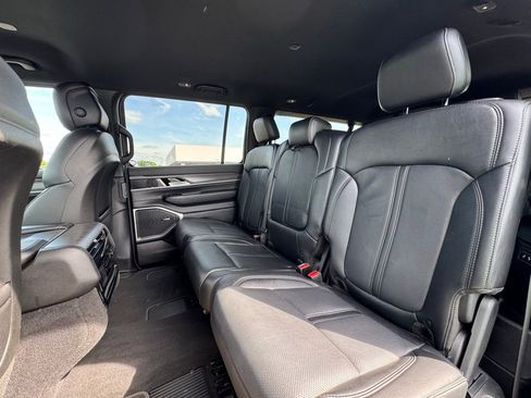 Used 2024 Jeep Wagoneer L Series II RWD image 20