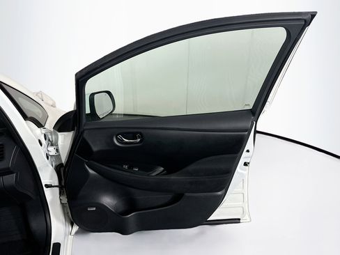Used 2017 Nissan Leaf SV w/ Premium Package image 30