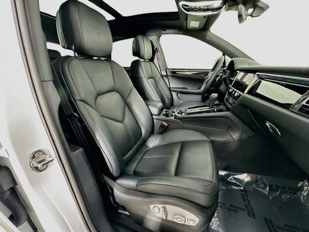 Certified 2025 Porsche Macan AWD/4WD image 30
