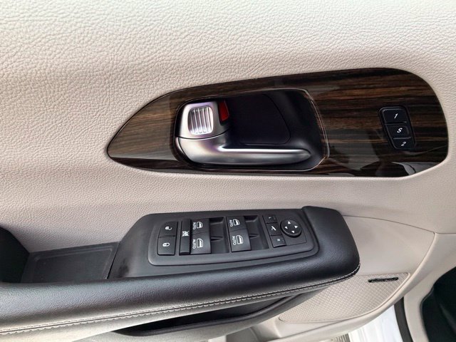 Used 2022 Chrysler Pacifica Limited FWD image 28
