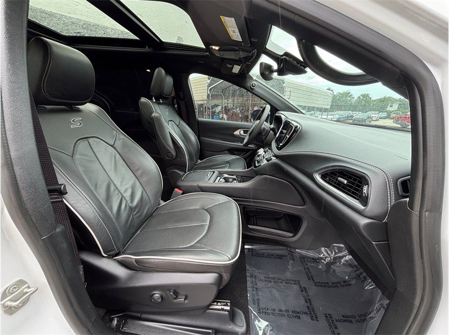 Used 2024 Chrysler Pacifica Limited w/ S Appearance Package AWD/4WD image 45