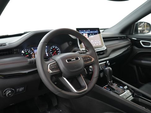 Used 2025 Jeep Compass Trailhawk AWD/4WD image 24