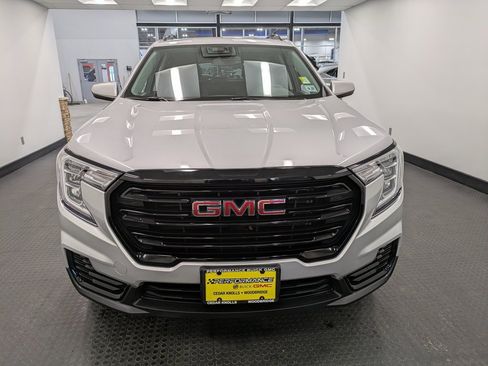 Used 2022 GMC Terrain SLE w/ Driver Convenience Package image 2