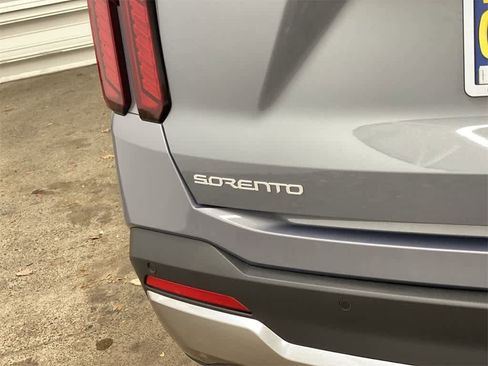 Used 2025 Kia Sorento S image 10