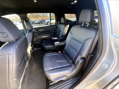 Used 2025 Chevrolet Traverse LT image 14