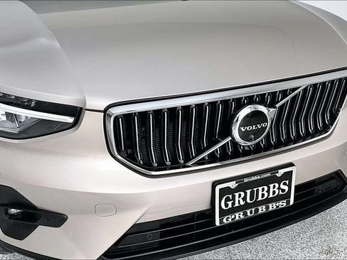 Certified 2023 Volvo XC40 B5 Plus AWD/4WD image 38