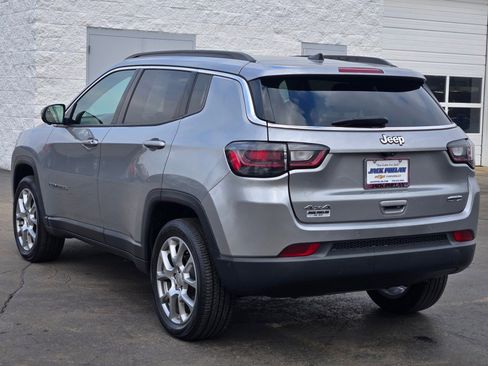 Used 2022 Jeep Compass Latitude w/ Sun and Sound Group AWD/4WD image 16