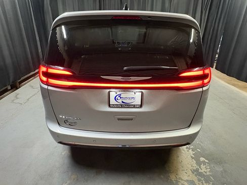 Used 2024 Chrysler Pacifica Touring-L FWD image 6
