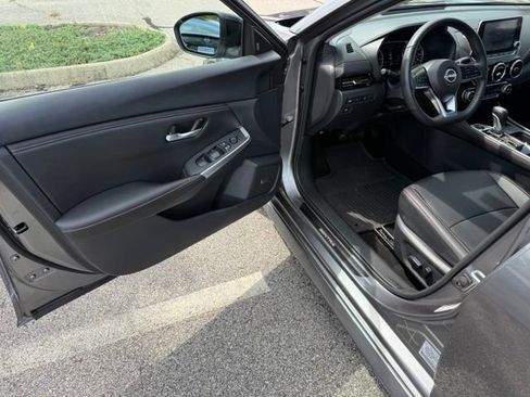 Used 2025 Nissan Sentra SR w/ SR Premium Package FWD image 10