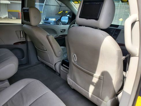 Used 2012 Toyota Sienna XLE image 38