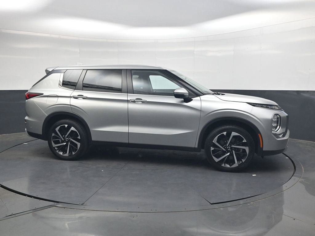Used 2024 Mitsubishi Outlander SE FWD image 4