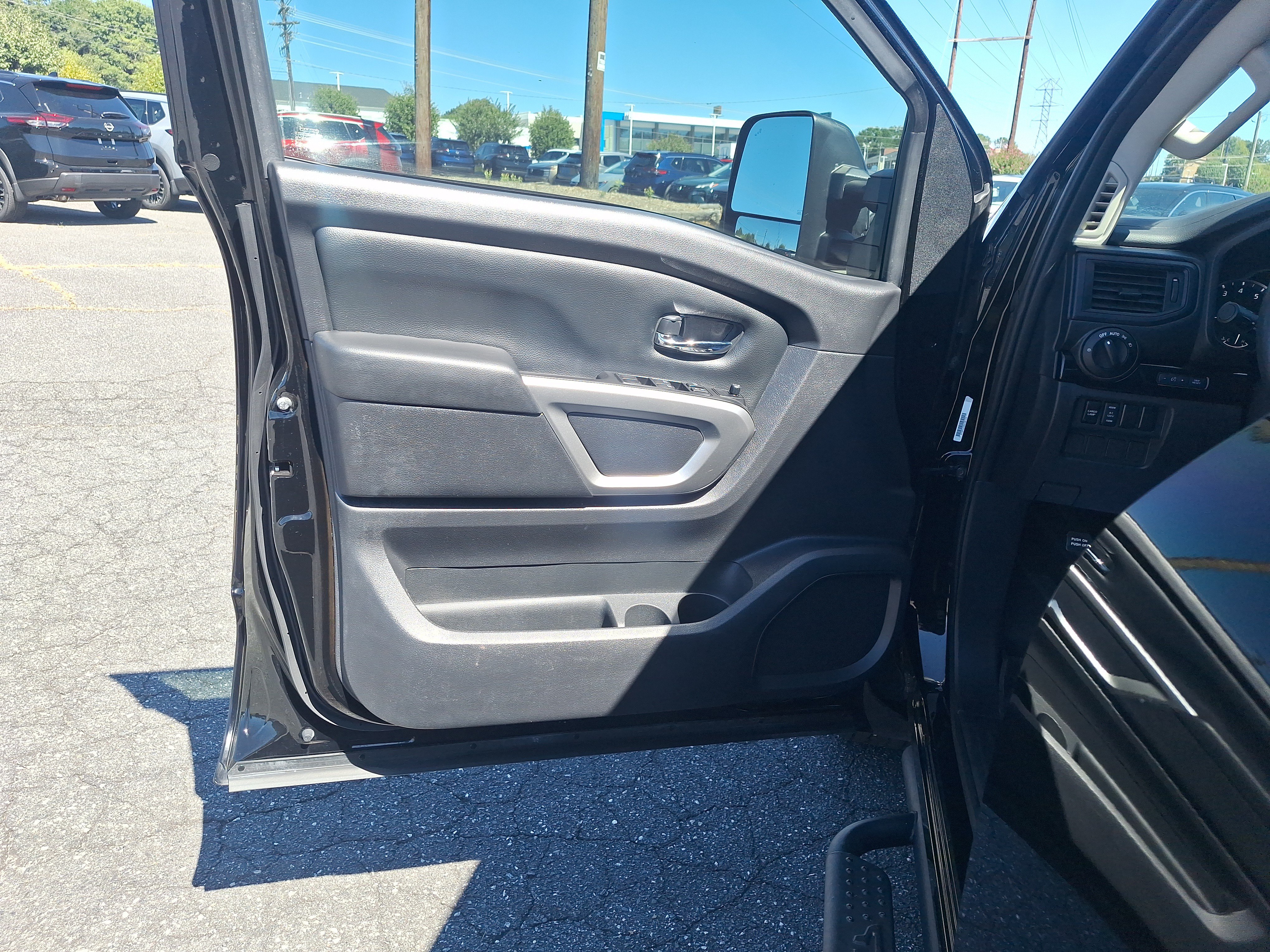 Used 2024 Nissan Titan SV w/ SV Convenience Package AWD/4WD image 9