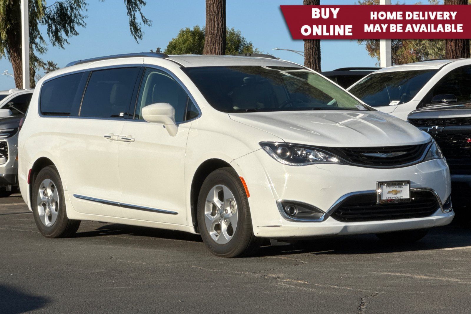 Used 2018 Chrysler Pacifica Touring-L FWD image 1