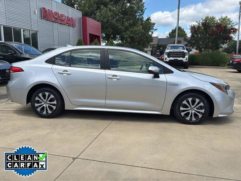 Used 2021 Toyota Corolla LE FWD image 2