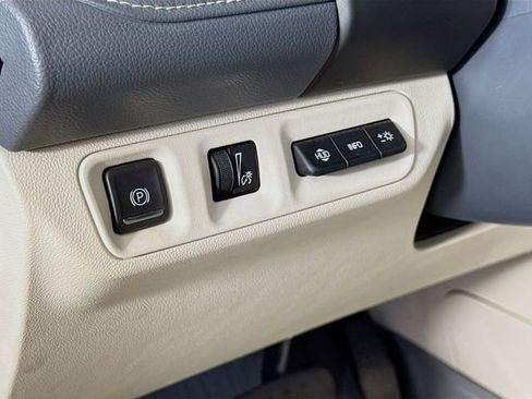 Used 2021 GMC Acadia Denali w/ Denali Technology Package FWD image 14
