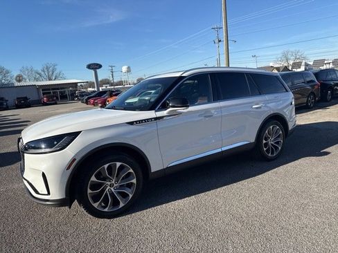 Used 2025 Lincoln Aviator Reserve w/ Illumination Package image 2