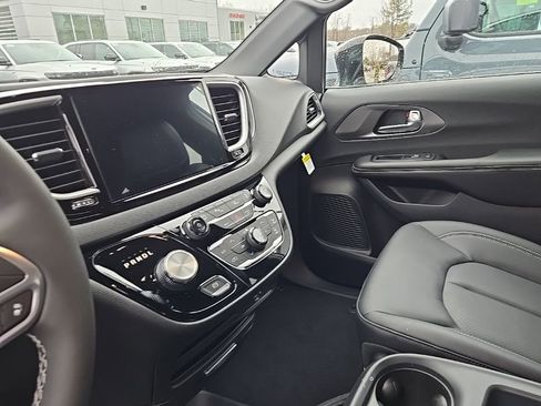 New 2026 Chrysler Voyager LX FWD image 7
