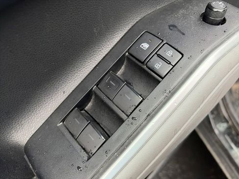 Used 2020 Toyota Highlander L FWD image 18
