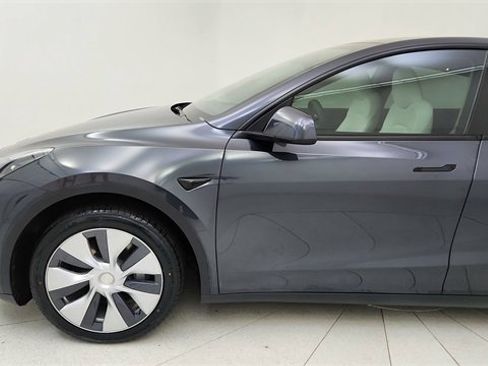Used 2024 Tesla Model Y Long Range image 9