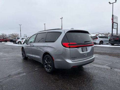 Used 2021 Chrysler Pacifica Touring-L w/ Uconnect Theater Family Group image 7