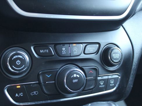 Used 2019 Jeep Cherokee Latitude w/ Cold Weather Group image 32