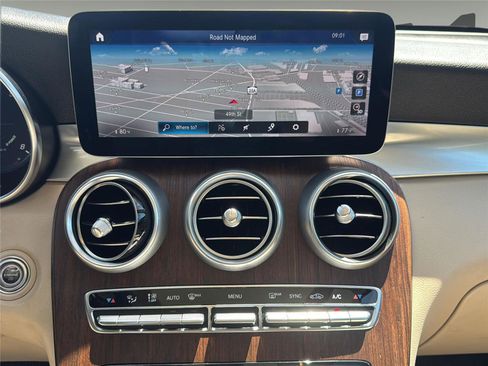 Used 2022 Mercedes-Benz GLC 300 4MATIC w/ Multimedia Package Lite image 11