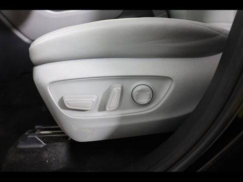 Used 2023 Toyota Highlander XLE image 18