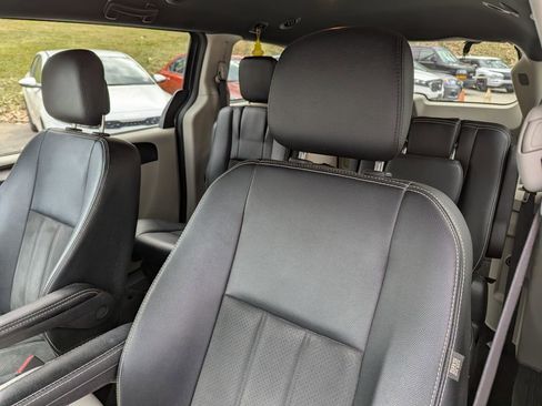 Used 2019 Dodge Grand Caravan SXT image 10