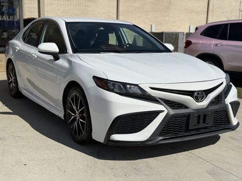 Used 2021 Toyota Camry SE image 3