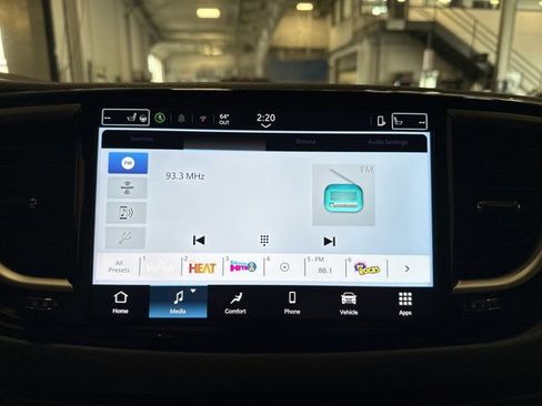 Used 2025 Chrysler Pacifica Select image 25