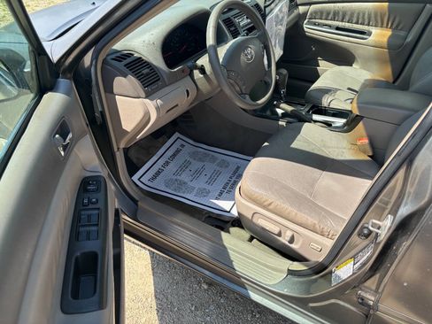 Used 2005 Toyota Camry LE FWD image 2