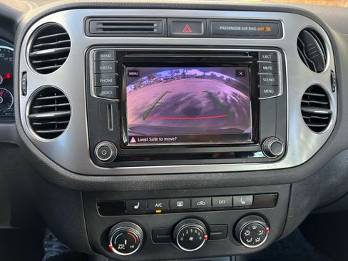 Used 2017 Volkswagen Tiguan S image 27