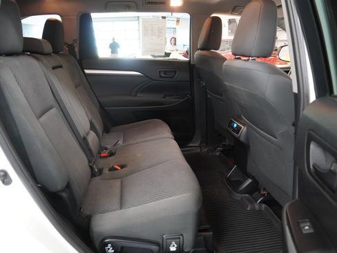 Used 2019 Toyota Highlander LE AWD/4WD image 32