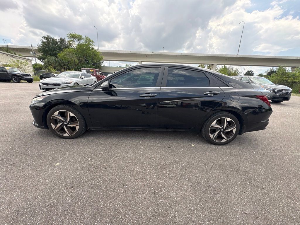 Used 2022 Hyundai Elantra SEL w/ Convenience + Premium Package FWD image 6