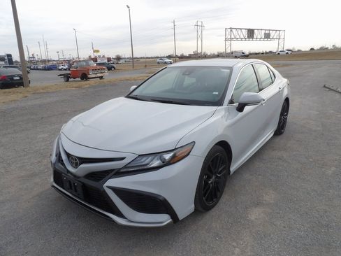 Used 2024 Toyota Camry SE image 2