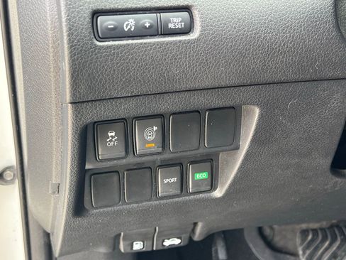 Used 2017 Nissan Rogue SV image 25