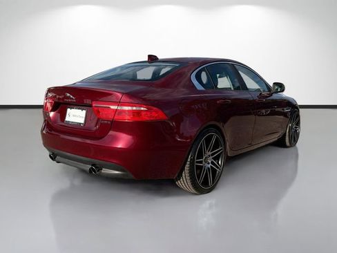 Used 2017 Jaguar XE image 3